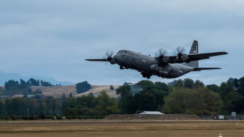 EUA precisaram destruir 2 aviões C-130 com defeito durante resgate de piloto no Irã; conheça o modelo
