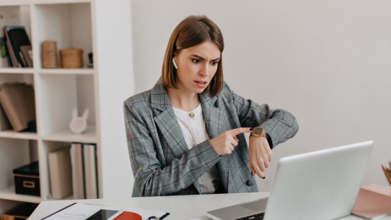 Hora extra e almoço mais curto: medo da inteligência artificial leva profissionais a trabalhar mais