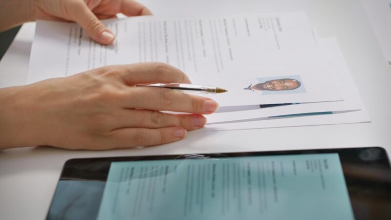 Eles mentiram no currículo e conseguiram emprego — mas o preço veio depois