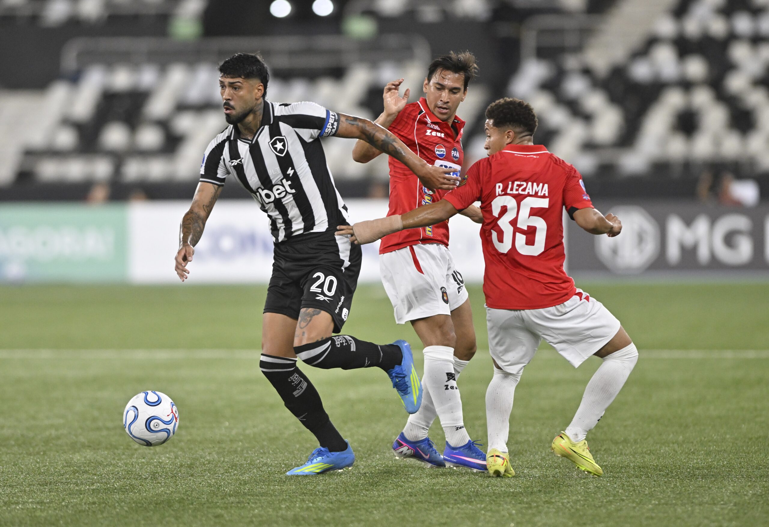 Palmeiras avança por contratação do zagueiro Barboza, do Botafogo