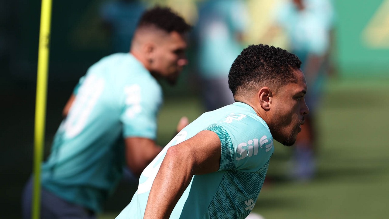 Vitor Roque participa de treino no Palmeiras e fica perto de voltar; Paulinho também vai a campo