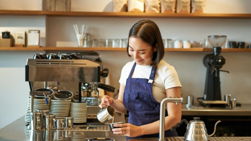 Diploma na mão, mas trabalho fora da área: como a falta de vagas tem levado jovens ao subemprego nos EUA