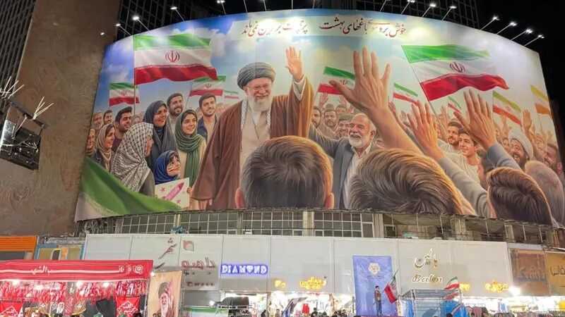 A vida em Teerã em meio à guerra: desemprego, segurança reforçada e apagão de internet