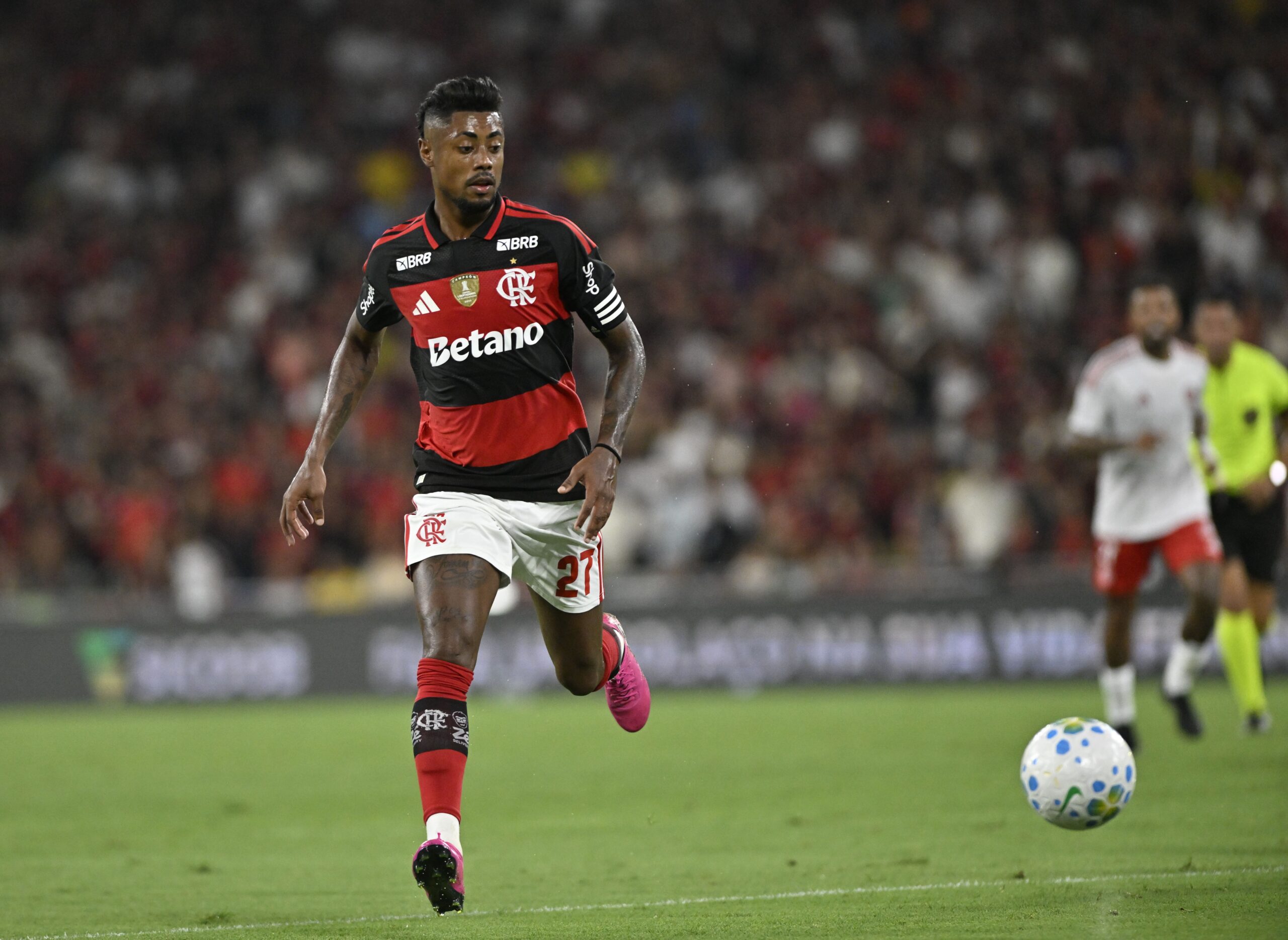 Flamengo encaminha renovação de contrato de Bruno Henrique