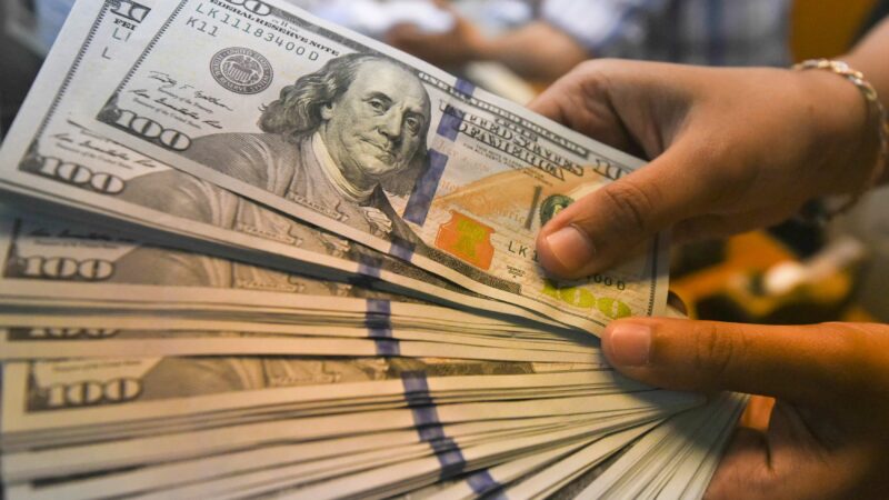 Dólar abre a R$ 5 com negociações entre EUA e Irã e prévia da inflação no radar