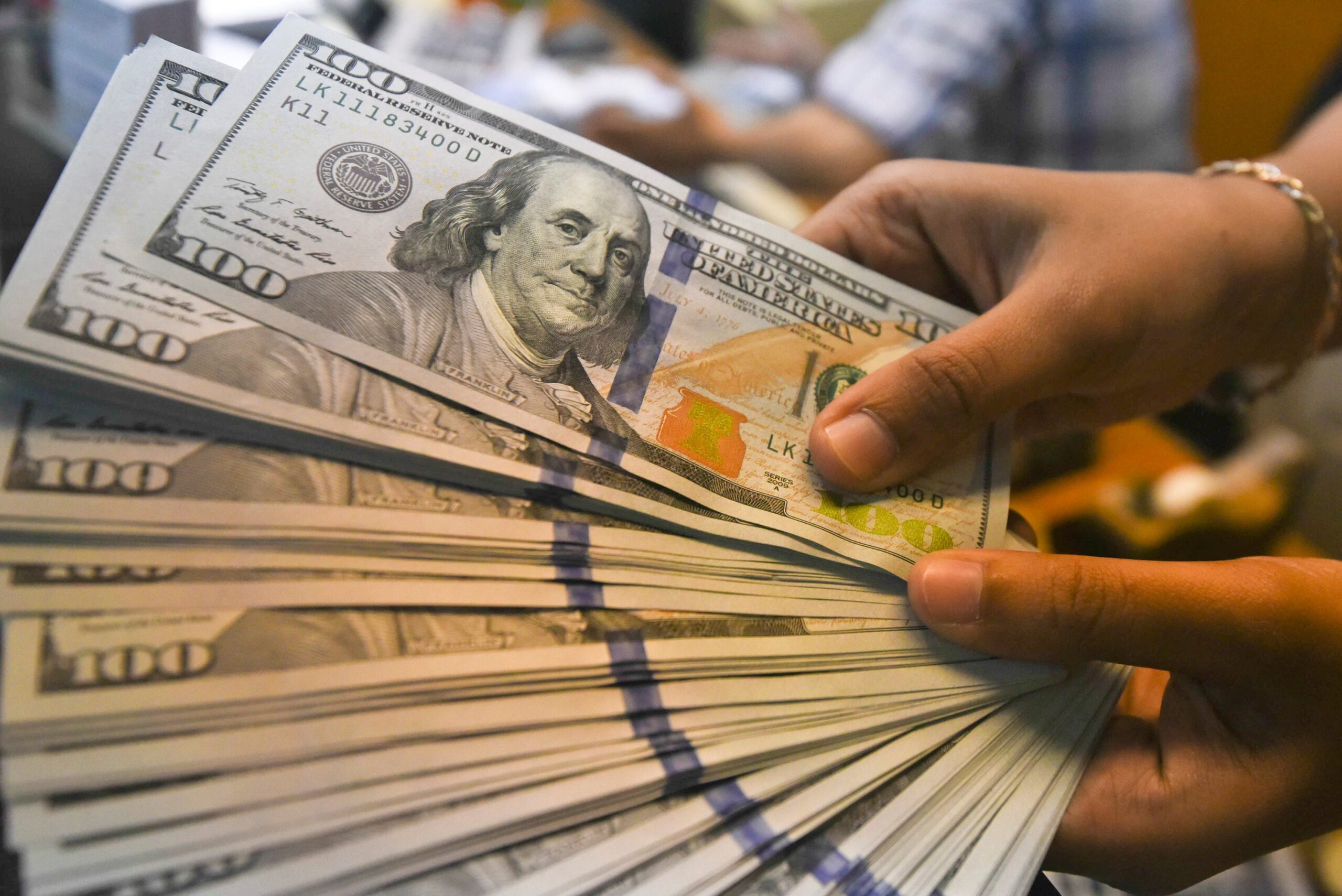 Dólar abre a R$ 5 com negociações entre EUA e Irã e prévia da inflação no radar