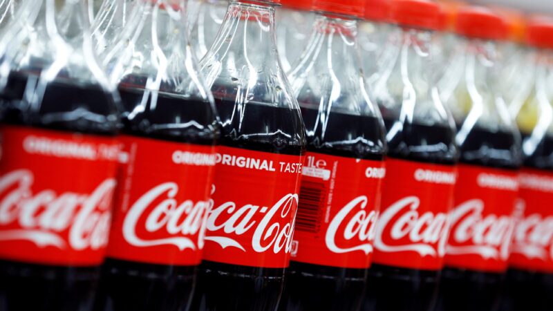 Com novo CEO brasileiro, Coca-Cola encolhe embalagens para driblar queda no consumo e inflação