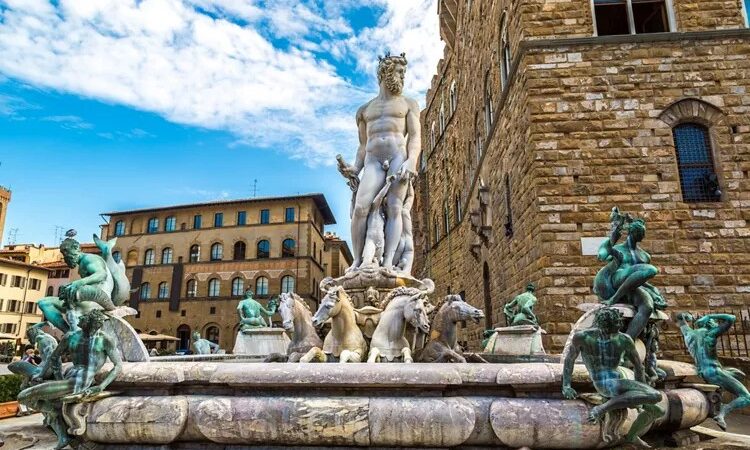 Mulher é multada em quase R$ 30 mil após tentar tocar pênis de estátua na Itália em desafio pré-nupcial