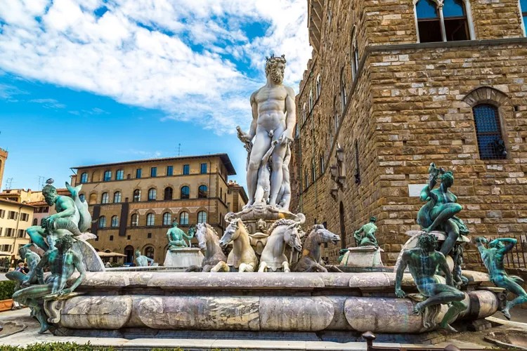 Mulher é multada em quase R$ 30 mil após tentar tocar pênis de estátua na Itália em desafio pré-nupcial