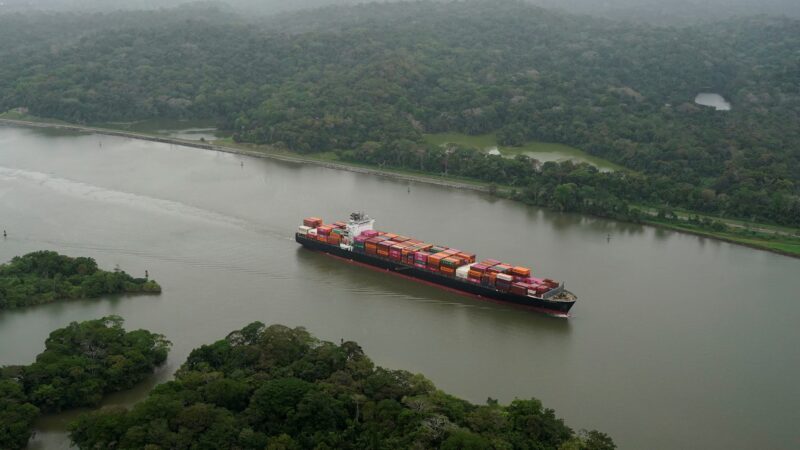 Bloqueio em Ormuz faz empresas gastarem até US$ 4 milhões no Canal do Panamá