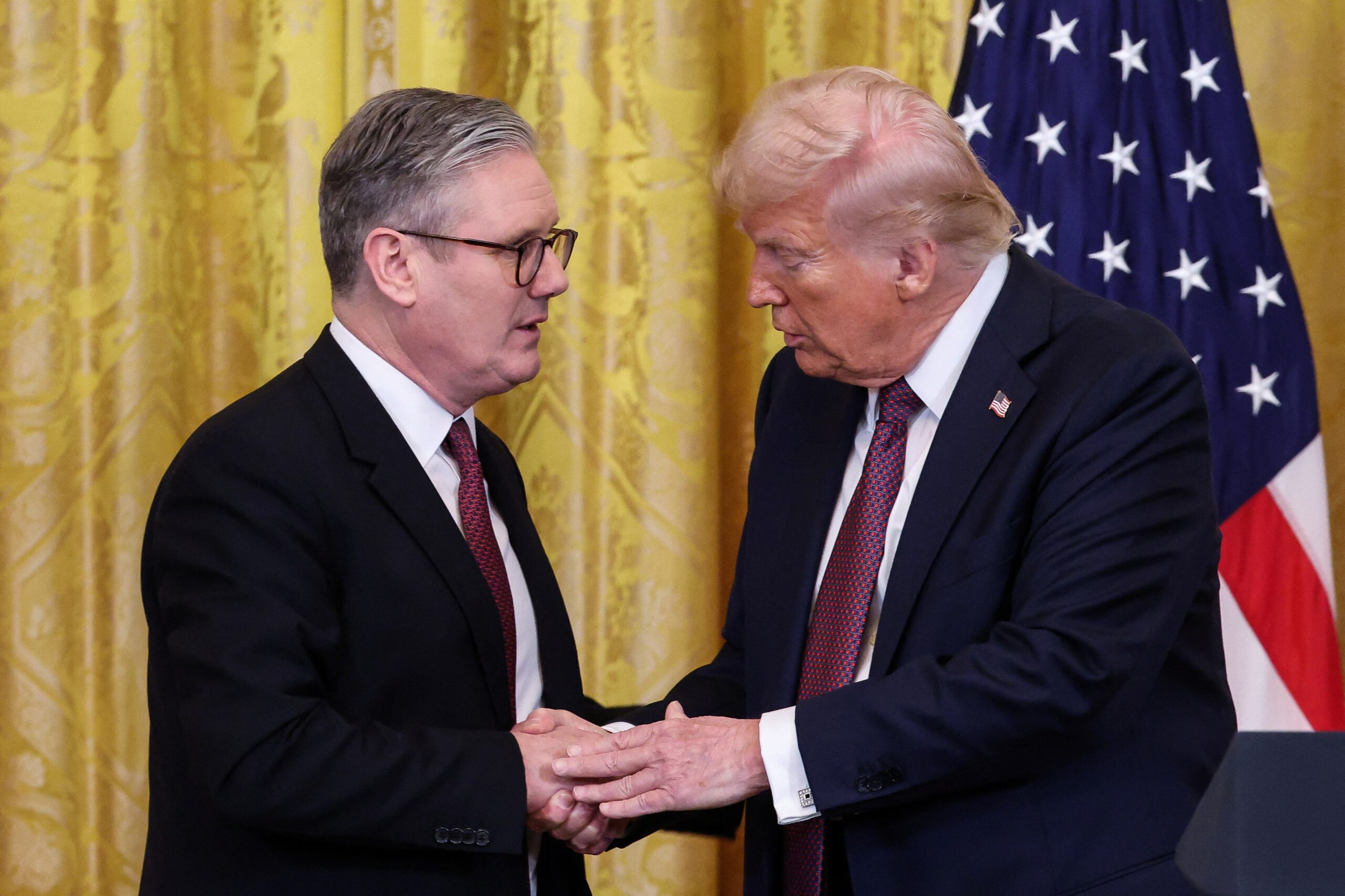 Trump ameaça Reino Unido com ‘grande tarifa’ por imposto sobre big techs americanas, diz jornal