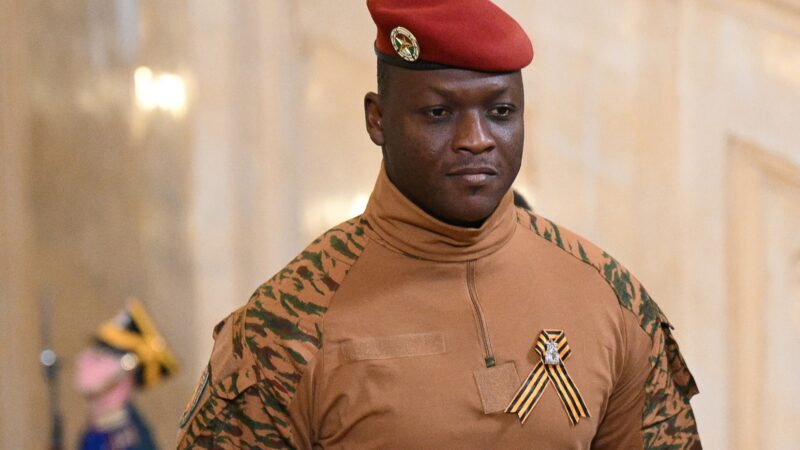 Esqueçam a democracia, diz líder militar de Burkina Faso