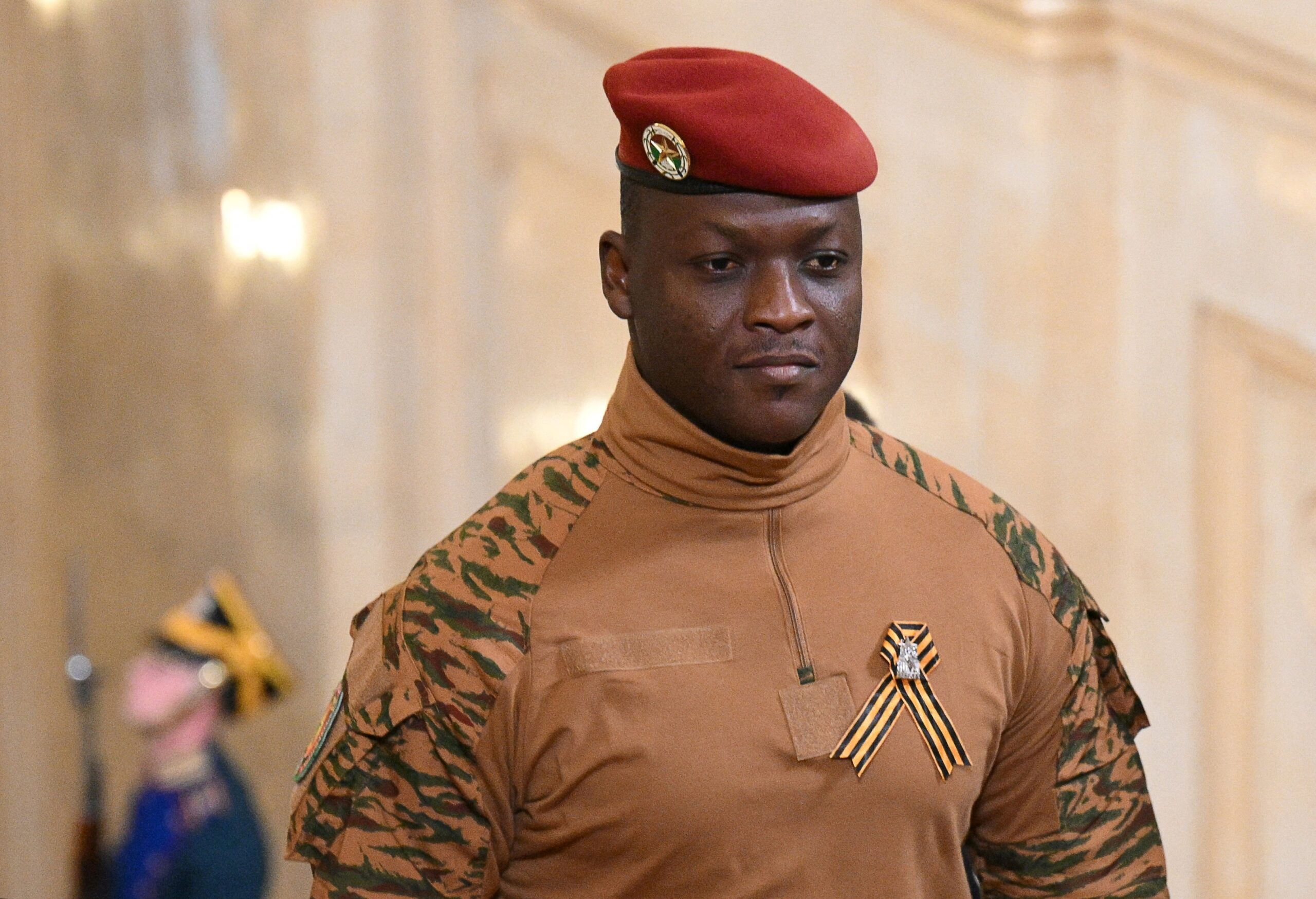 Esqueçam a democracia, diz líder militar de Burkina Faso