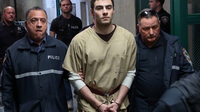 Luigi Mangione, acusado de matar CEO de seguradora de saúde, vai a tribunal pedir adiamento de julgamento nos EUA