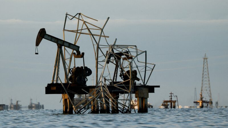 Petróleo sobe mais de 5% após bloqueio do Estreito de Ormuz pelos EUA