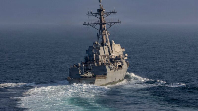 Navio de guerra dos EUA intercepta petroleiros que tentavam sair do Irã, diz agência