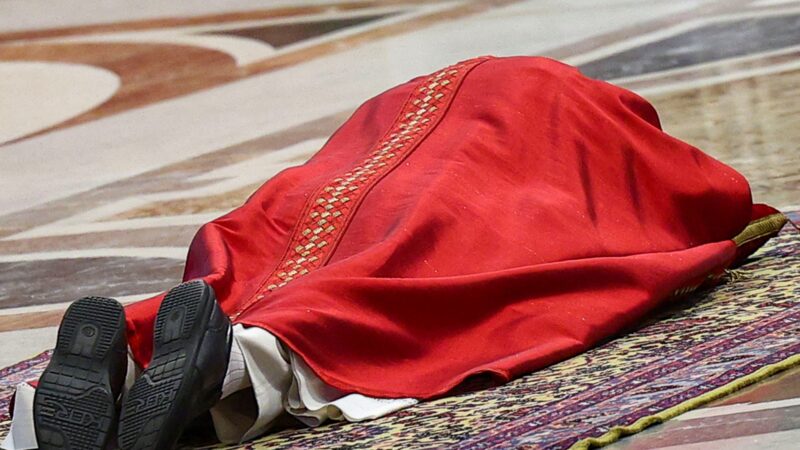 Papa Leão XIV reza deitado no chão ao celebrar a Paixão de Cristo