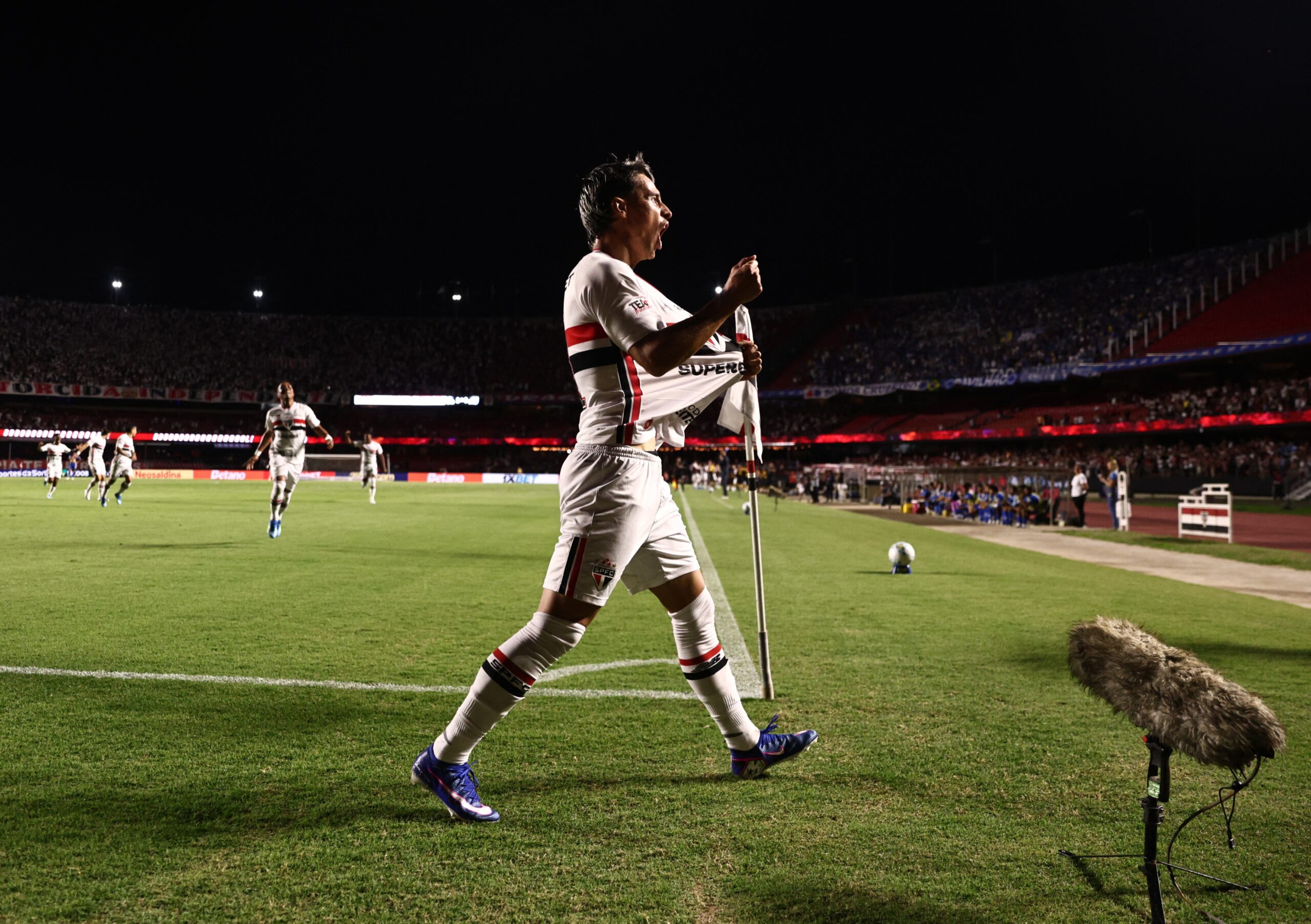 Cartola 2026: Ferreira faz hat-trick na goleada do São Paulo e é o melhor da rodada #10
