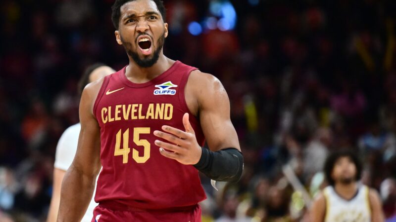 Mitchell deixa dois rivais no chão com só um drible antes de cesta em vitória do Cavs; assista