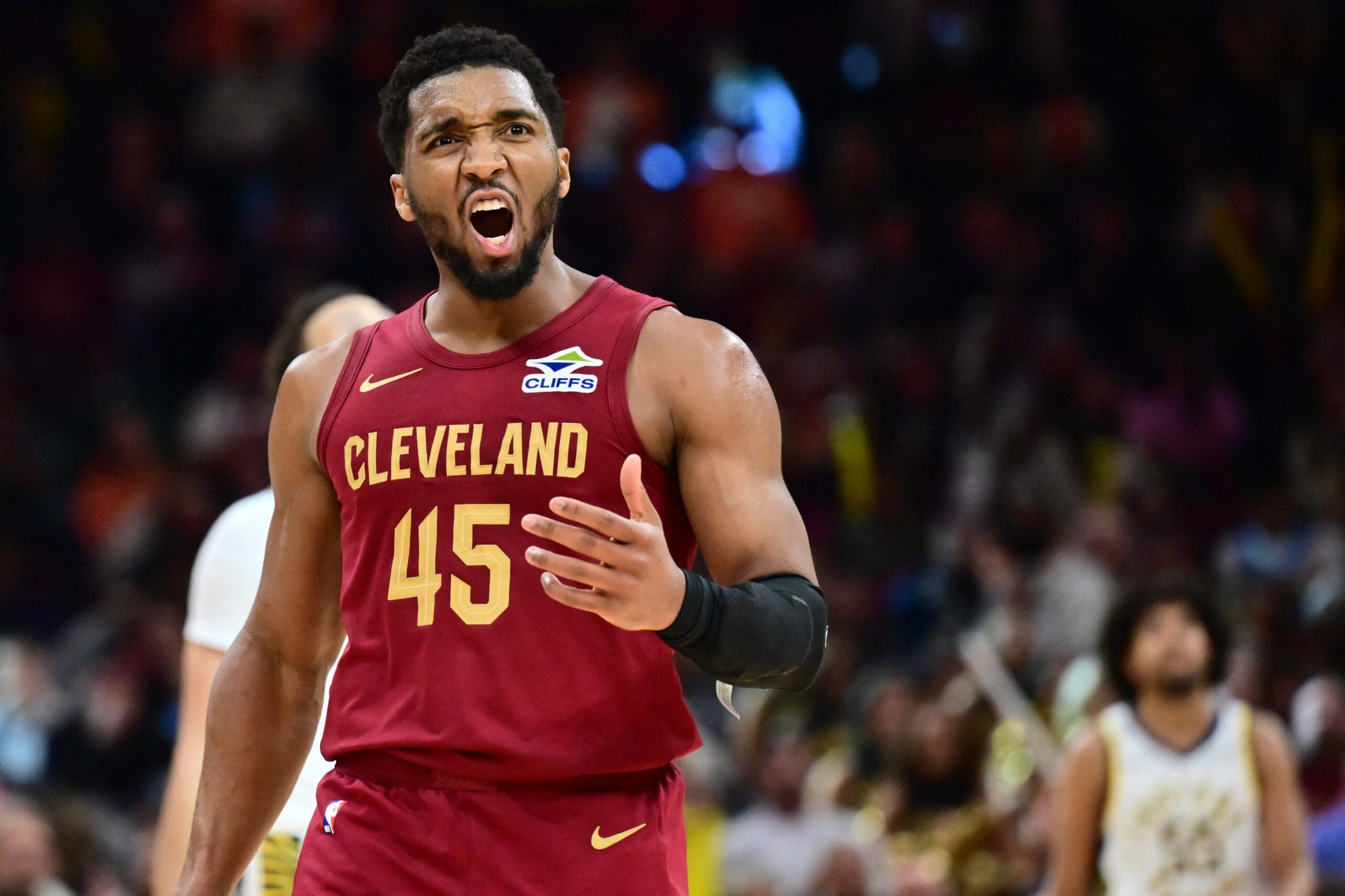 Mitchell deixa dois rivais no chão com só um drible antes de cesta em vitória do Cavs; assista