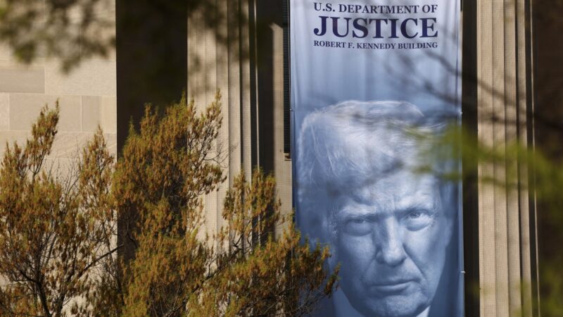 Passaporte, moeda e prédios: como Trump tem estampado o próprio rosto em símbolos públicos dos EUA