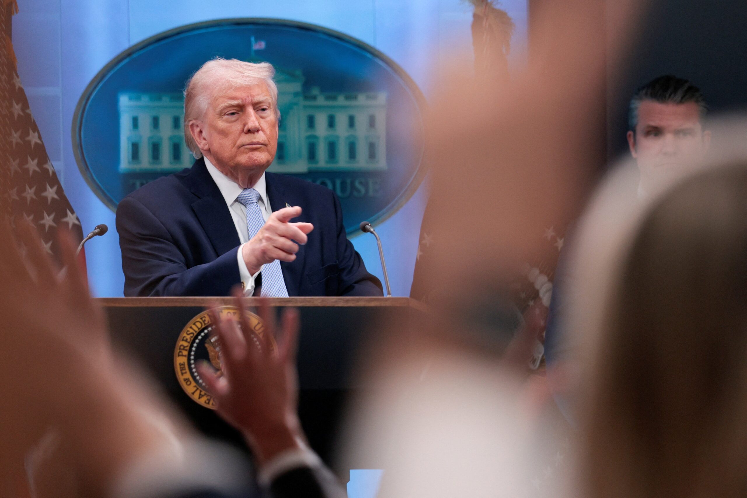 Trump ameaça prender repórter que noticiou desaparecimento de 2º piloto americano no Irã