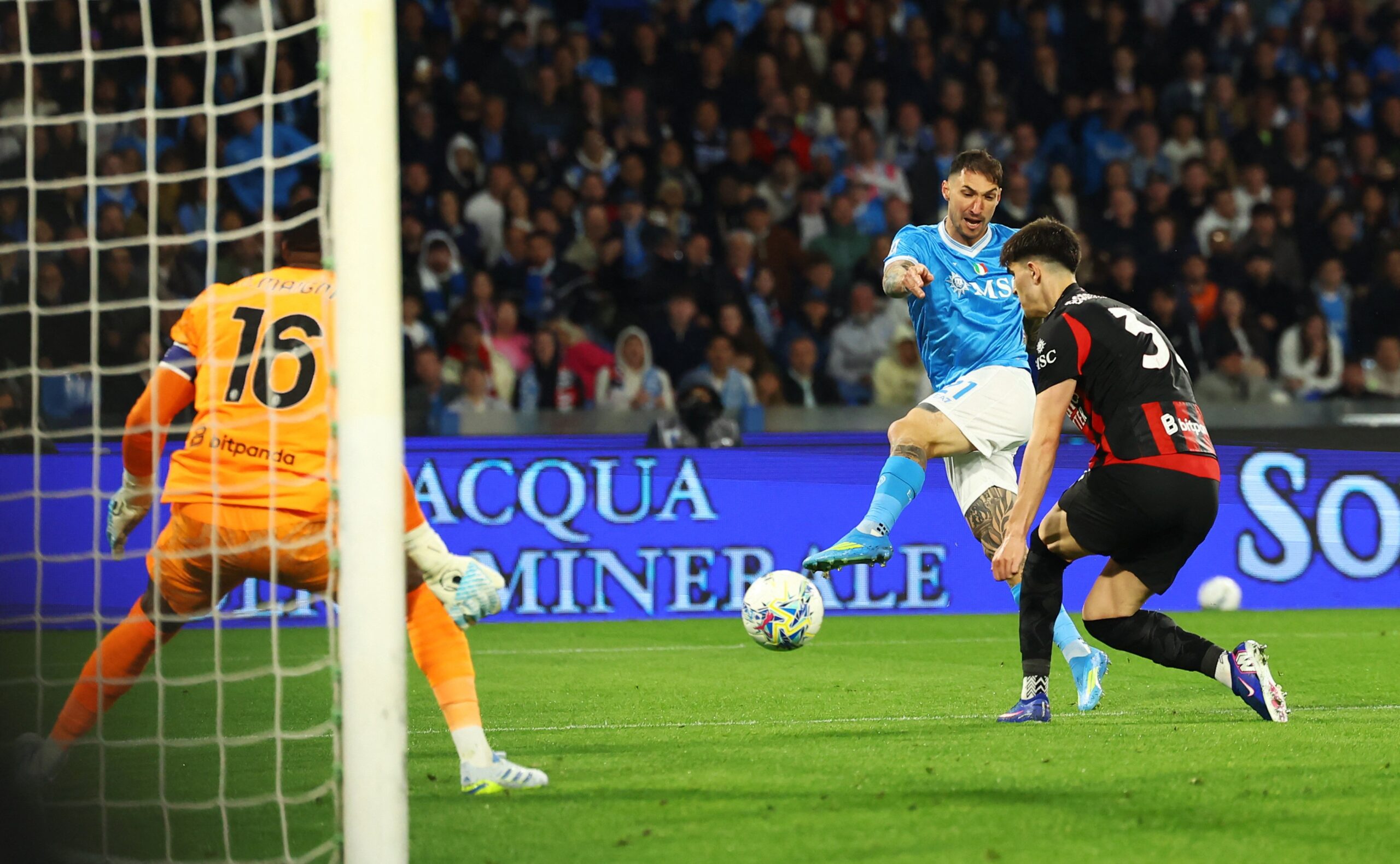 Napoli vence Milan e assume vice-liderança do Campeonato Italiano