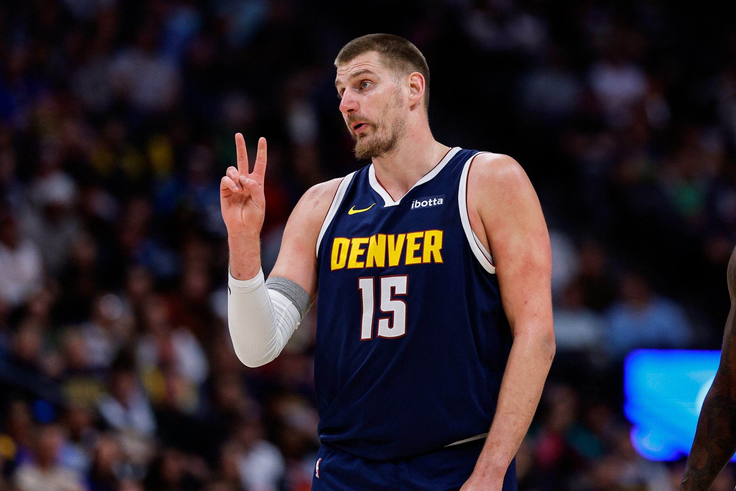 Jokic anota 33º triplo-duplo da temporada e lidera Nuggets à nona vitória seguida na NBA