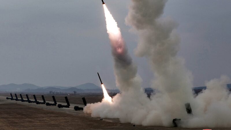 Coreia do Norte revela míssil com bomba de fragmentação e capacidade de guerra eletrônica