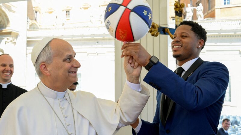 Papa Leão XIV arrisca truque com bola de basquete no Vaticano