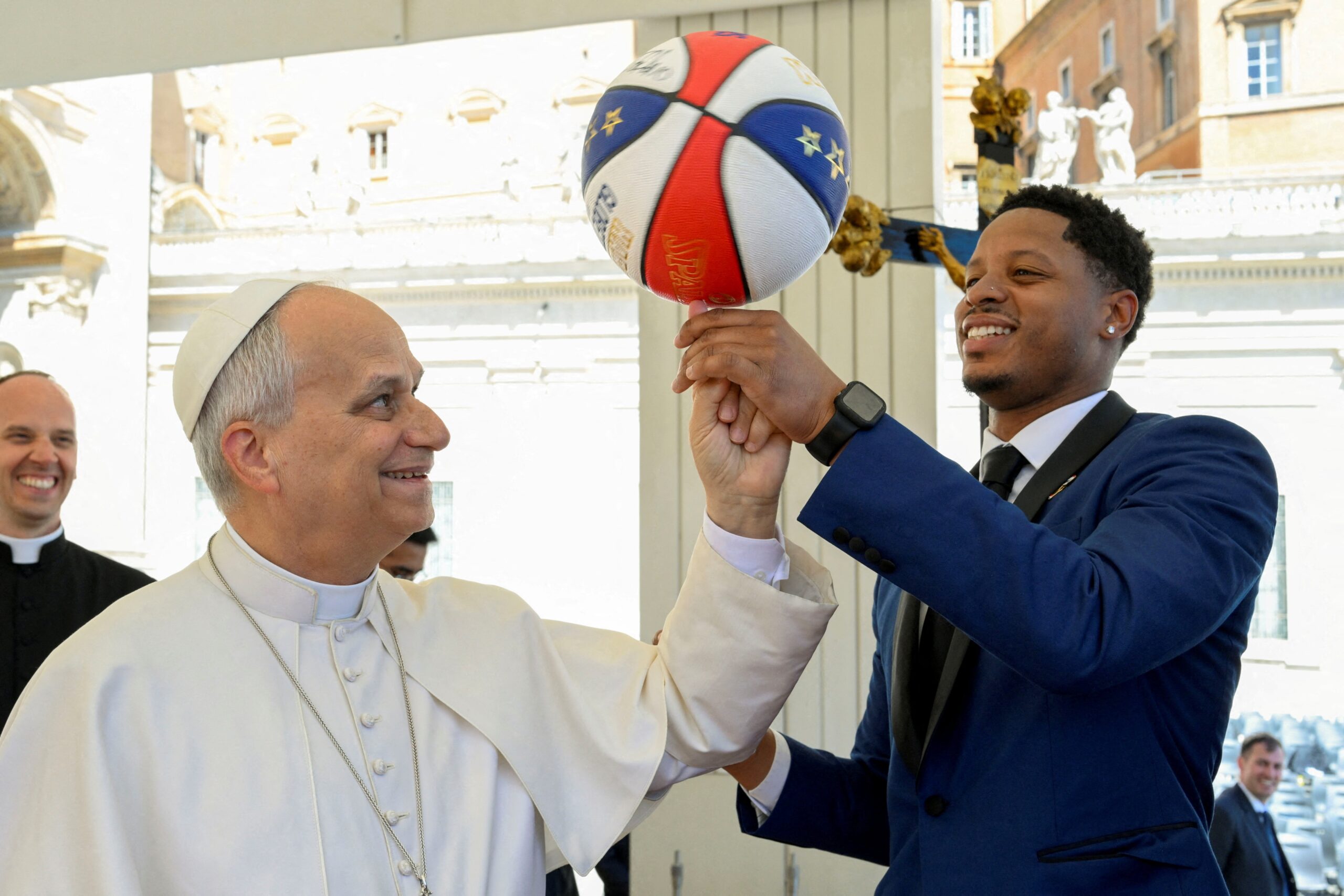 Papa Leão XIV arrisca truque com bola de basquete no Vaticano