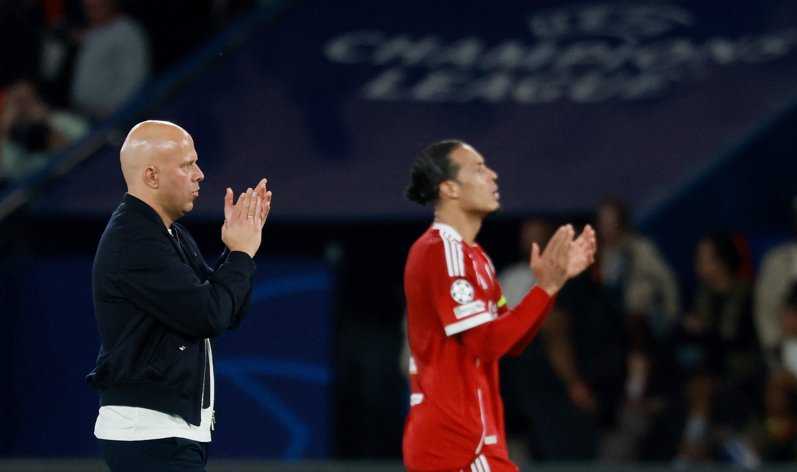 Slot cita “modo de sobrevivência” e é sincero após domínio do PSG: “Sorte de perder só por 2 a 0”