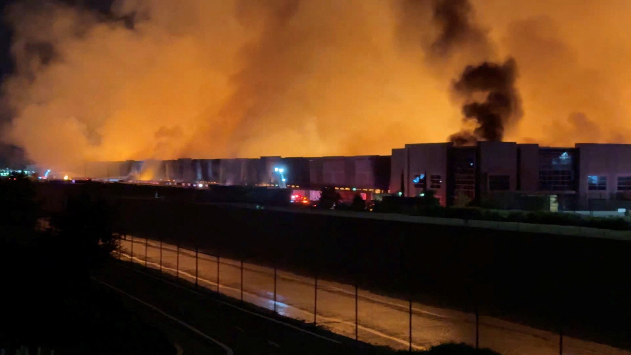 VÍDEO: funcionário põe fogo em armazém de papel higiênico nos EUA após queixa sobre salário