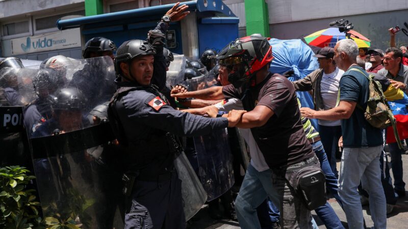 Protesto de servidores públicos por melhores salários termina em confronto na Venezuela