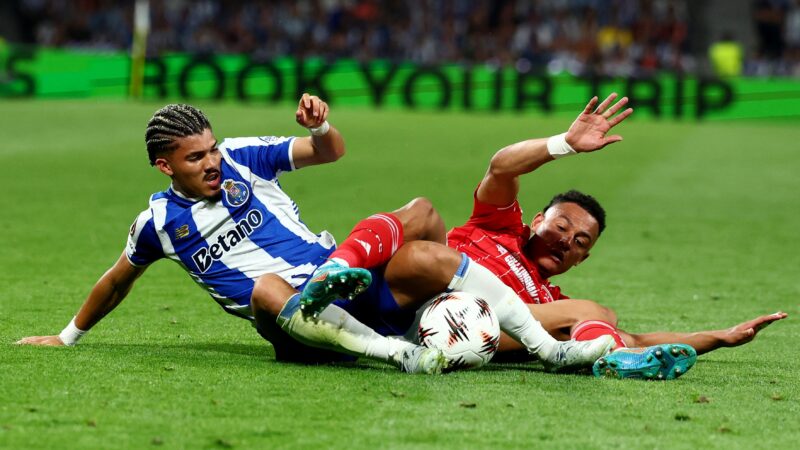 Pela Liga Europa, Porto repete gol contra bizarro protagonizado por Sport na Série B; compare lances