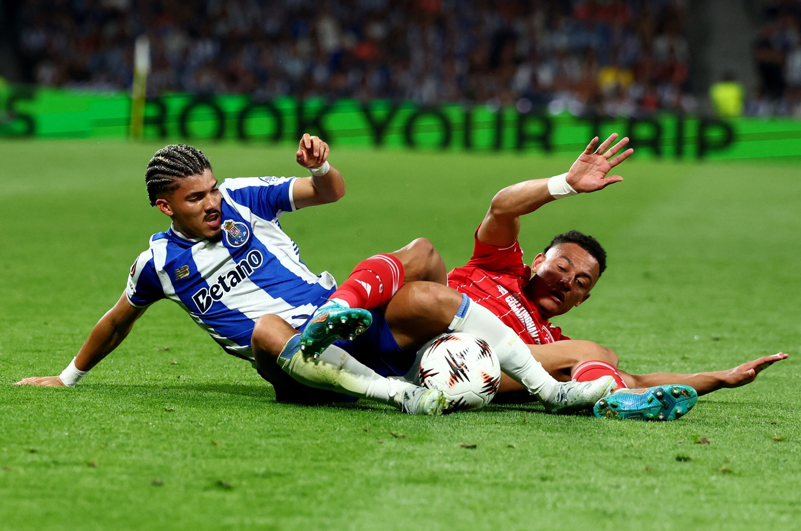 Pela Liga Europa, Porto repete gol contra bizarro protagonizado por Sport na Série B; compare lances