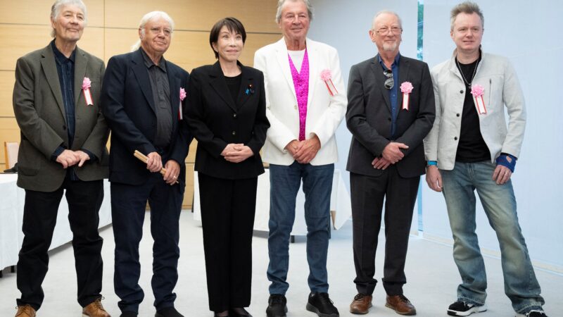 ‘Você é meu Deus’, diz primeira-ministra do Japão ao baterista da banda britânica Deep Purple durante encontro com o grupo