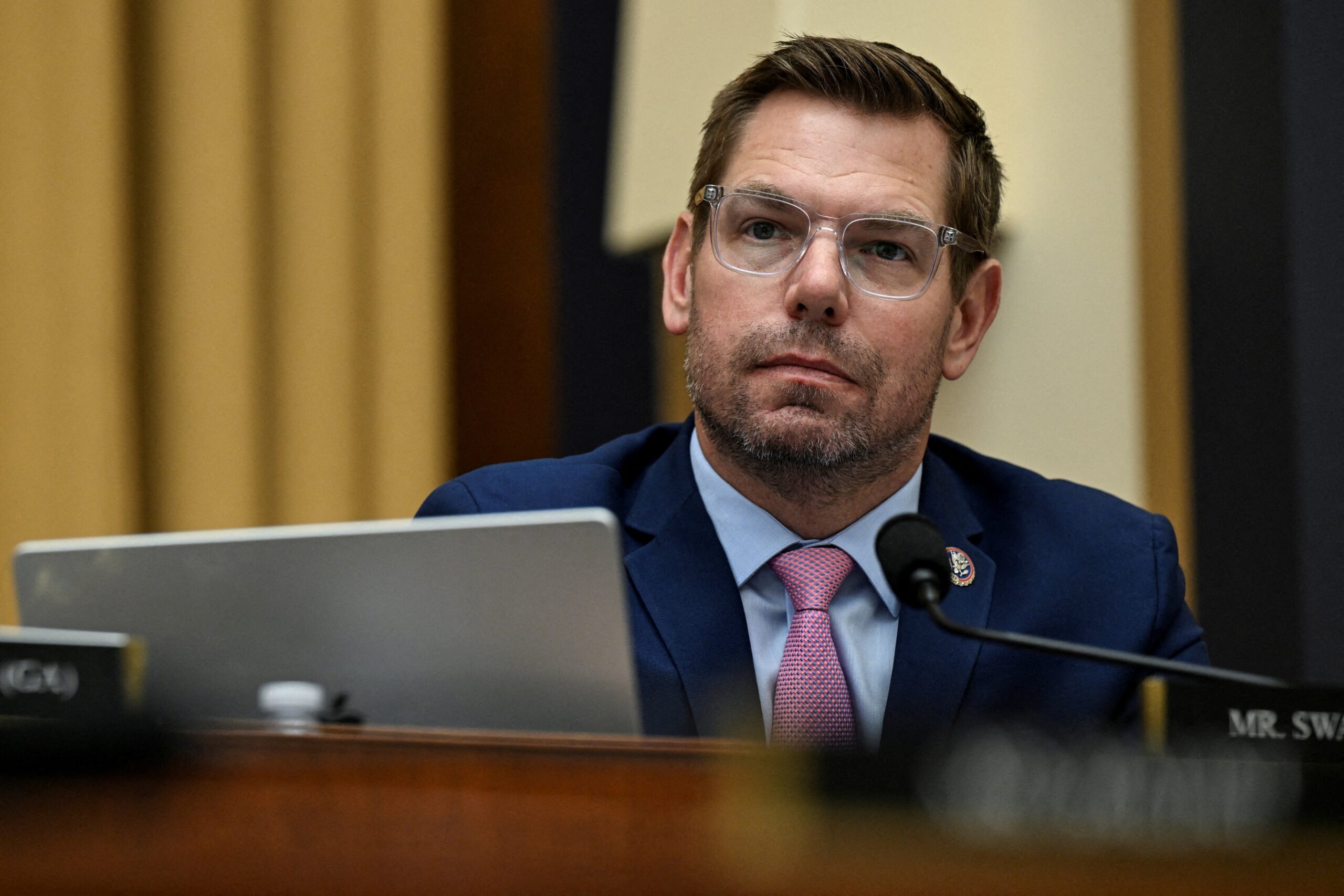 Democrata Eric Swalwell, que concorria ao governo da Califórnia, enfrenta nova denúncia; mulher o acusa de tê-la drogado e estuprado