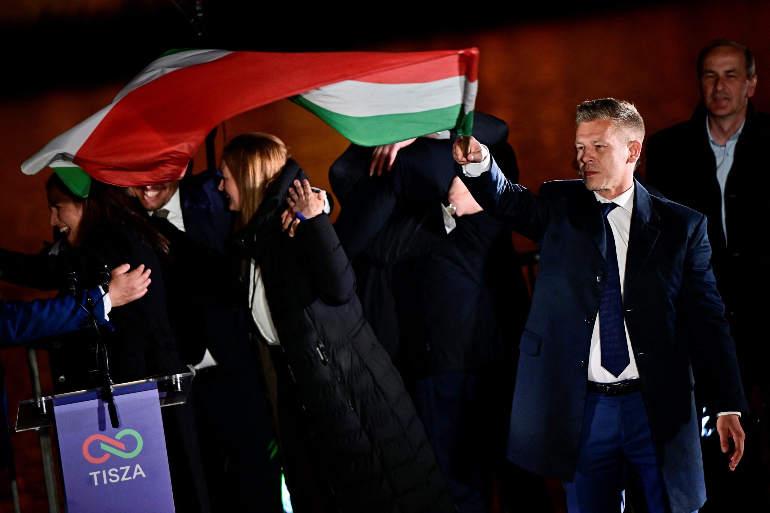 A despeito de Trump e Putin, União Europeia vence na Hungria ao destronar Viktor Orbán