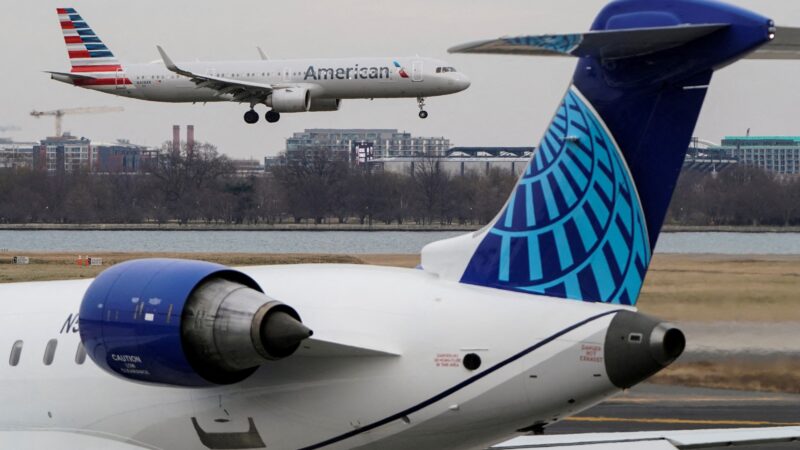 CEO da United Airlines falou com Trump sobre fusão com a American, diz agência