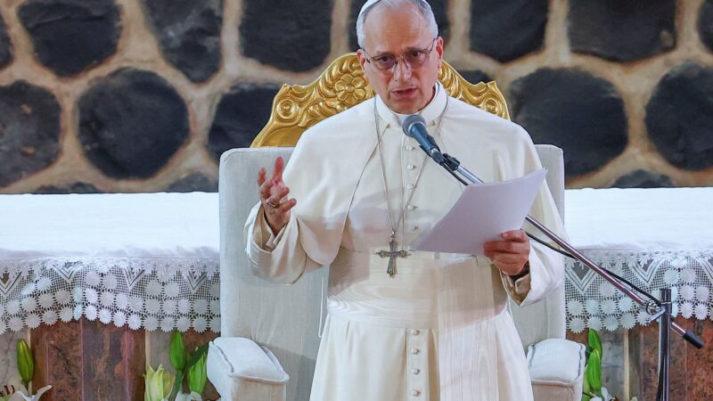 Mundo está sendo devastado por um punhado de tiranos, diz papa Leão XIV