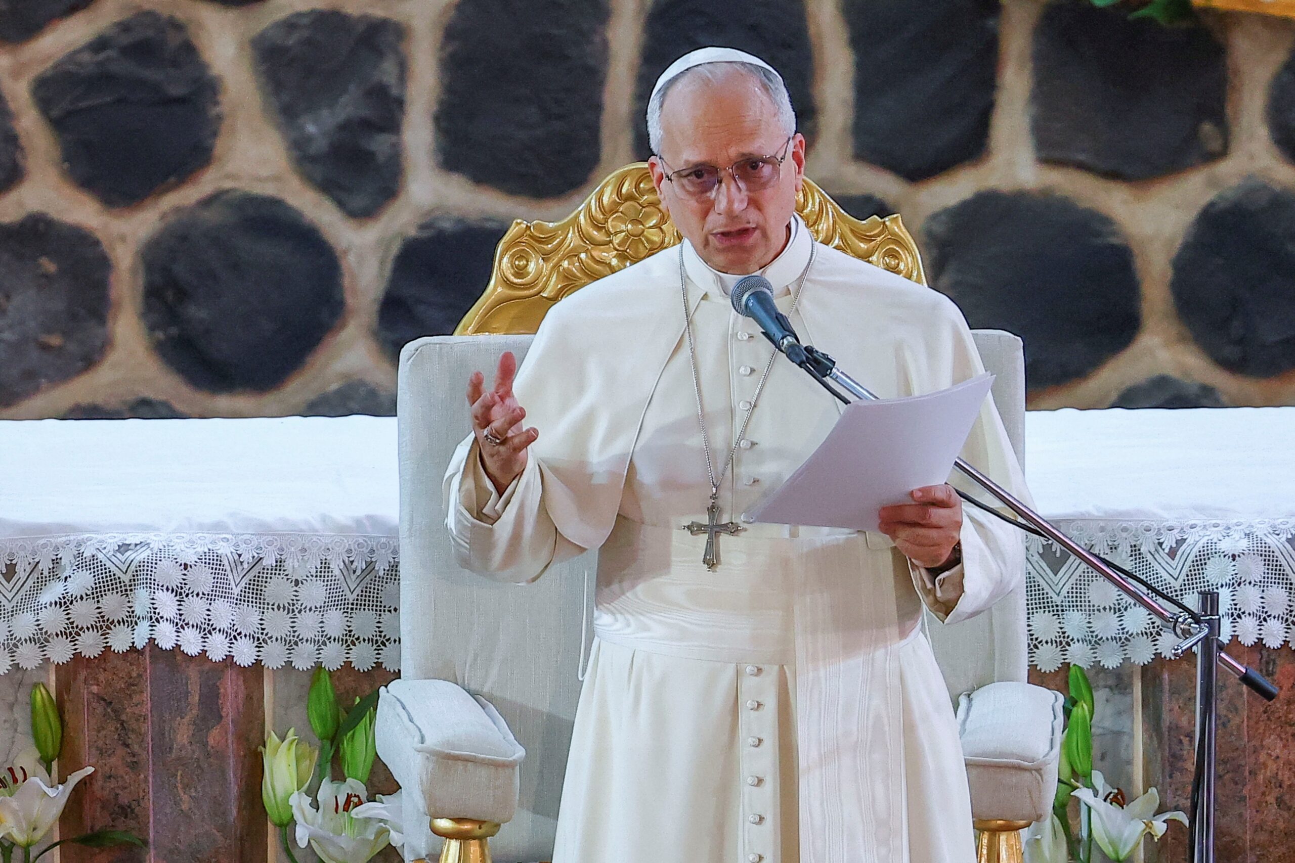 Mundo está sendo devastado por um punhado de tiranos, diz papa Leão XIV