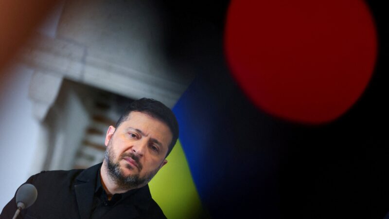 Alívio de sanções ao petróleo russo é ‘dinheiro para a guerra’, diz Zelensky