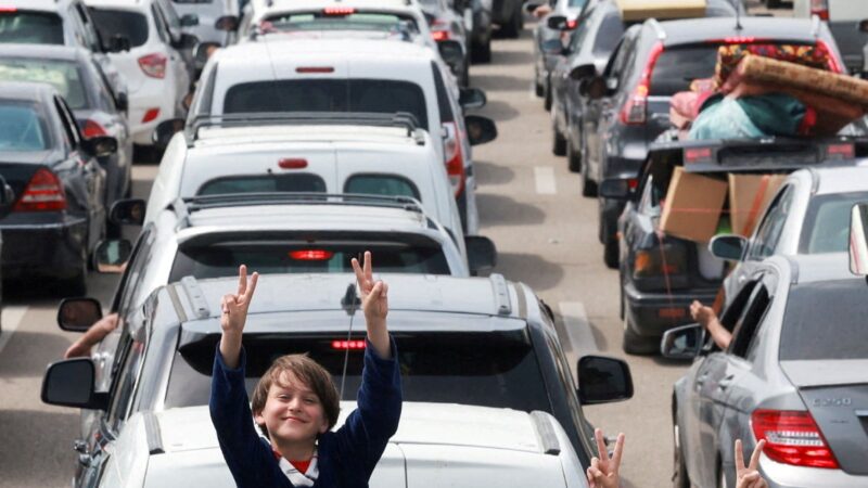 Libaneses deslocados pela guerra voltam para casa e festejam cessar-fogo; VÍDEO