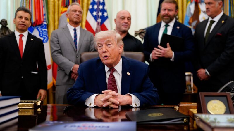 Trump assina ordem para acelerar pesquisas e acesso experimental a psicodélicos nos EUA