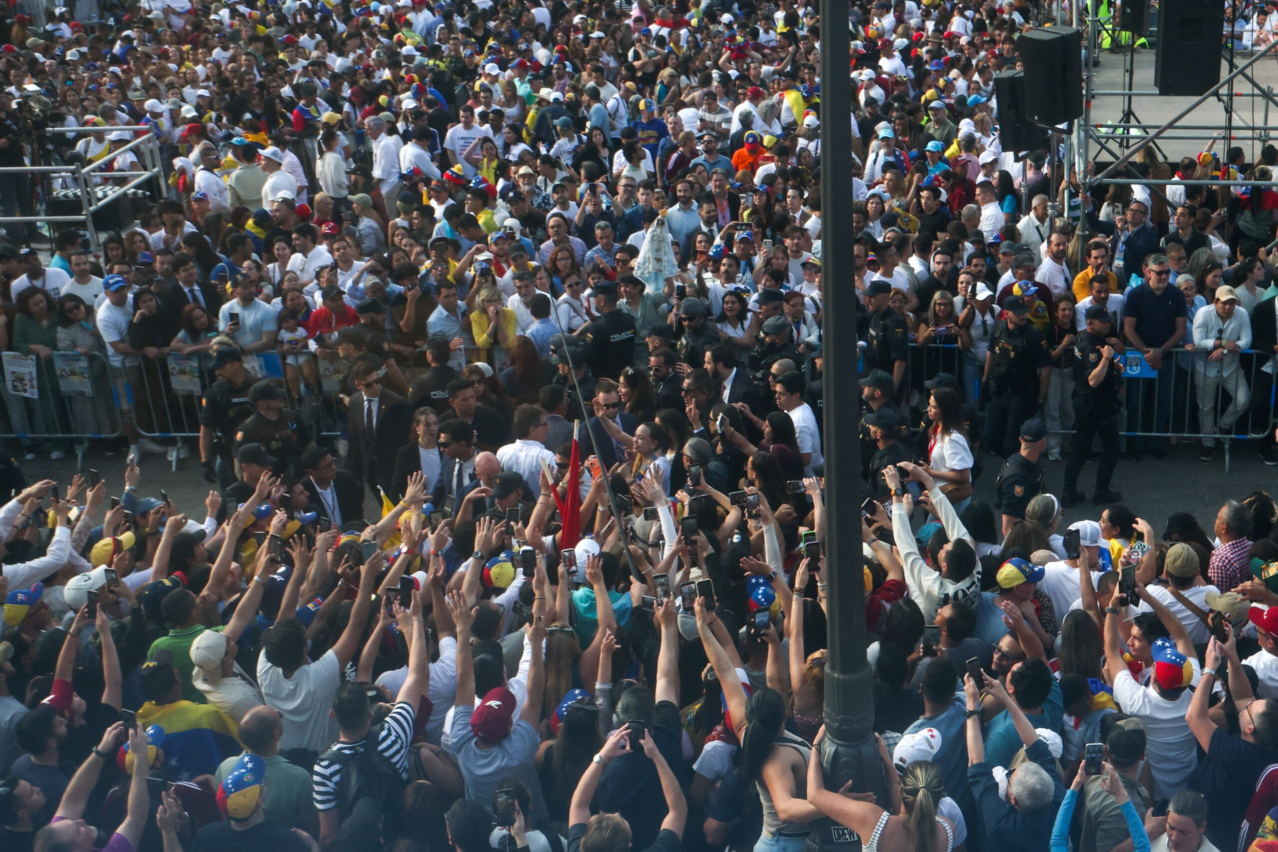 María Corina Machado reúne multidão em Madri e fala em ‘retorno para casa’ da diáspora venezuelana