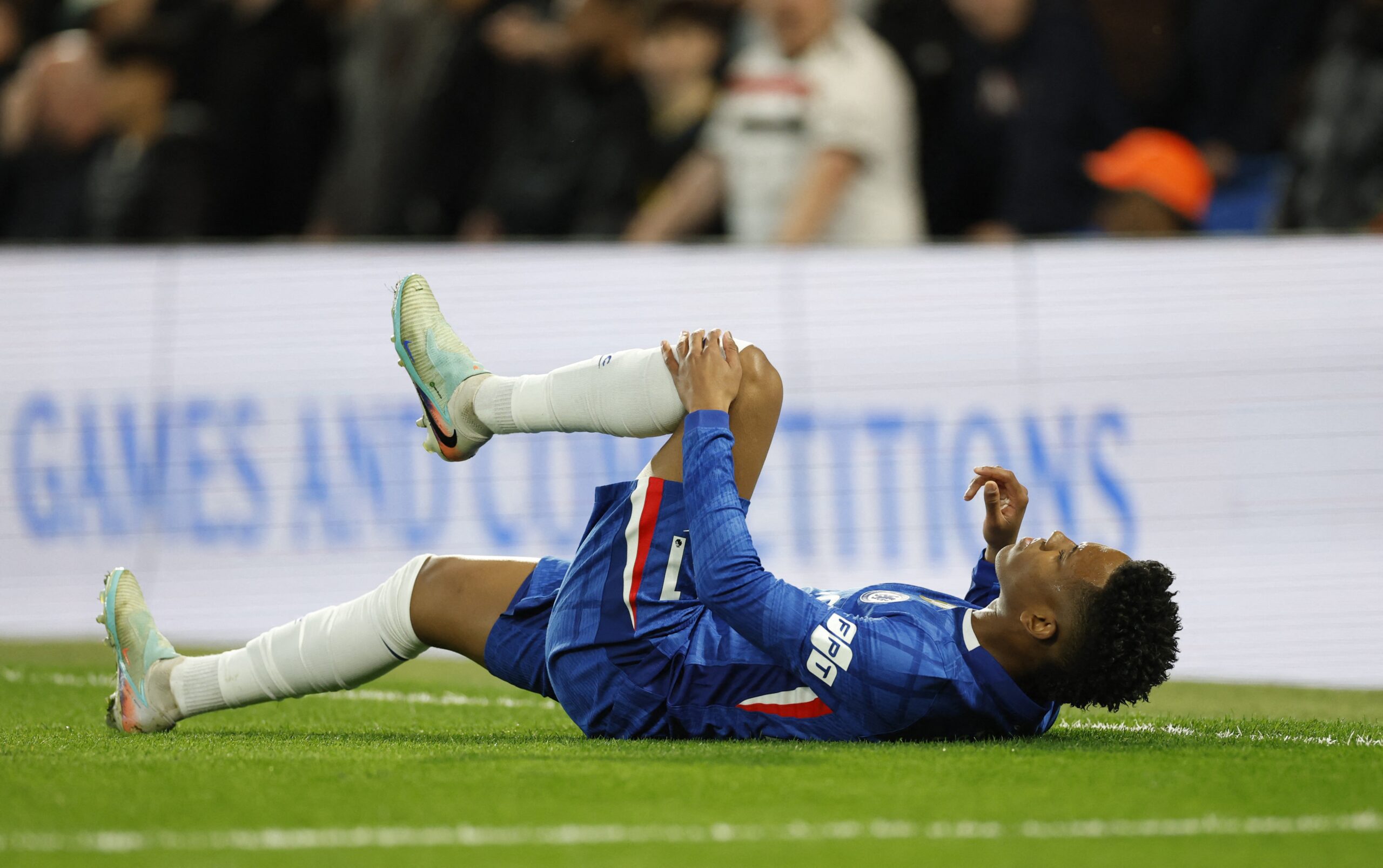 Novos exames indicam lesão grave, e Estêvão planeja viagem ao Brasil para tentar jogar a Copa