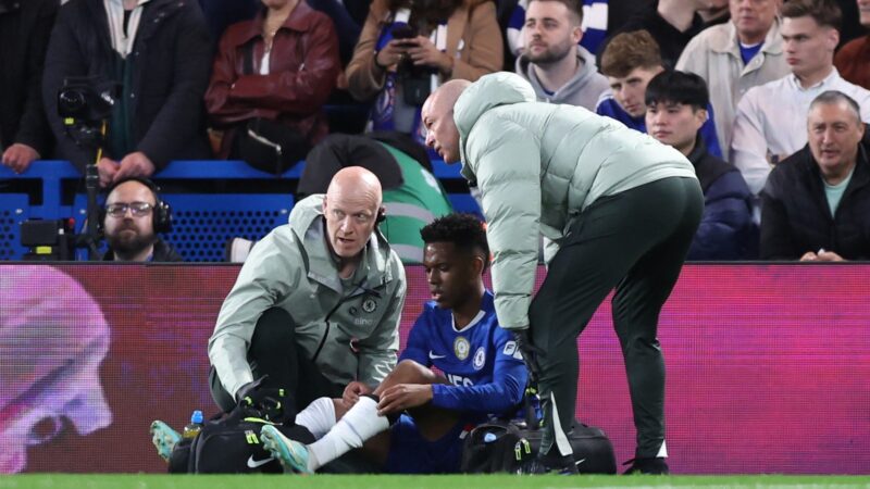 Chelsea faz jogo duro, e staff de Estêvão busca alternativas por liberação para tratamento no Brasil