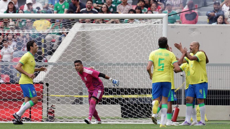 Brasil Legends perde para o México, mas Adriano faz golaço com passe de R10, e Kaká homenageia Oscar