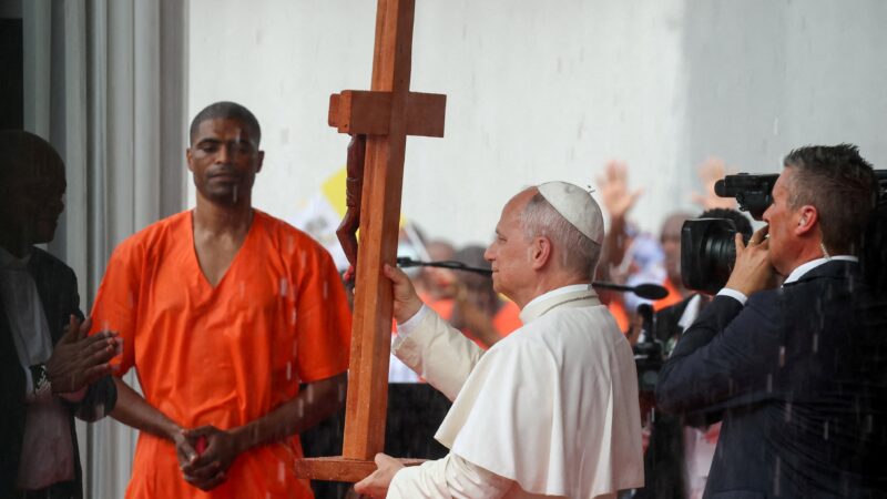 Papa visita prisão na África e ouve gritos de ‘liberdade’: Guiné Equatorial fechou acordo com Trump para receber imigrantes deportados